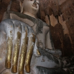 Wat Si Chu 'Calling the Earth to witness'-Pose im Historical Park von Sukhothai / Thailand 